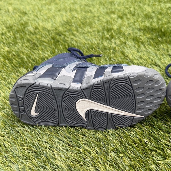 Nike Boys Air More Uptempo Georgetown Gray with Navy Blue accents. - Picture 11 of 11